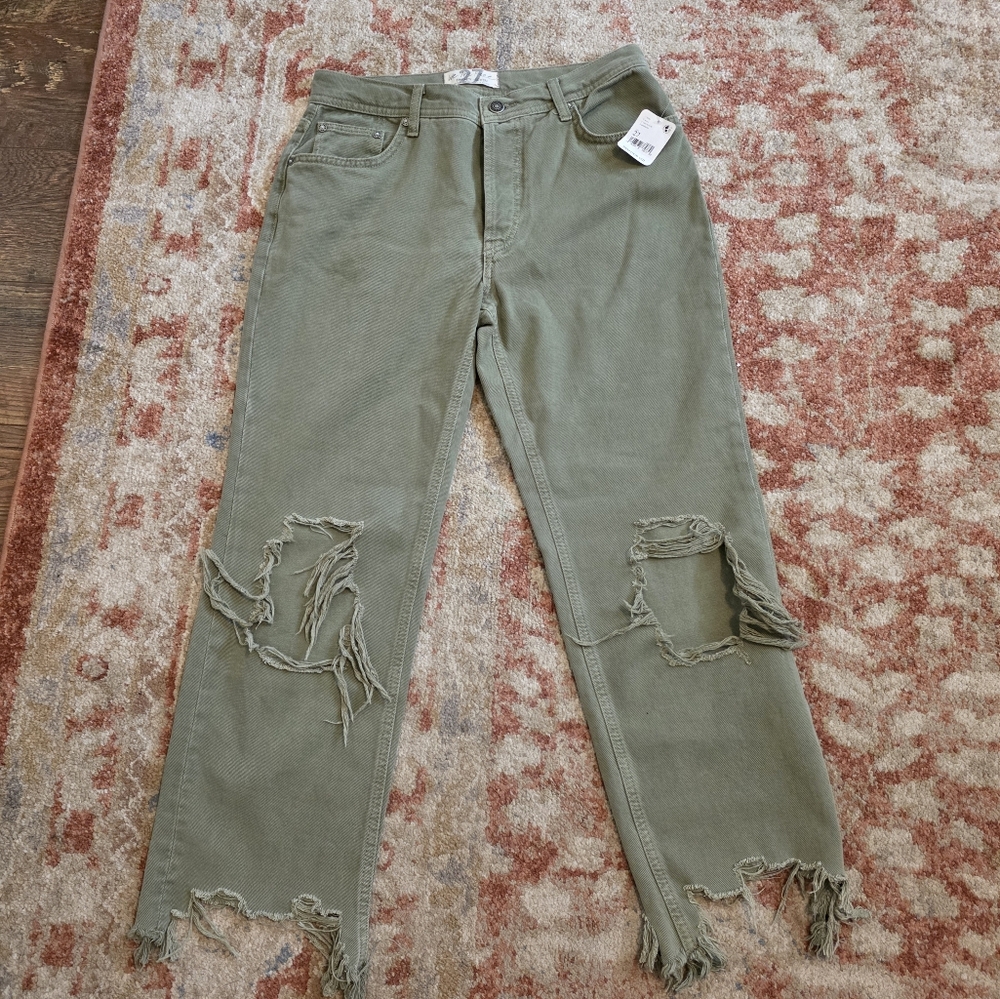We The Free Maggie Straight Leg Relaxed Distressed Denim Moss Color. Size 27